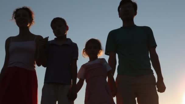 Rodzina czterech ludzi stoi przed niebo — Wideo stockowe