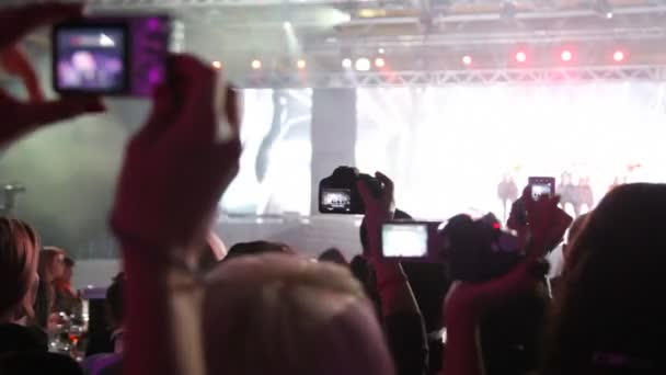 Close-up van mensen die op zoek zijn een concert — Stockvideo