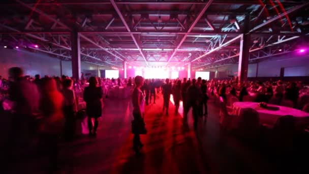 Die Leute sind in der Halle, die Bankett stattfindet. — Stockvideo