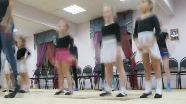Grupp av flickor uppvärmning inför danslektioner — Stockvideo
