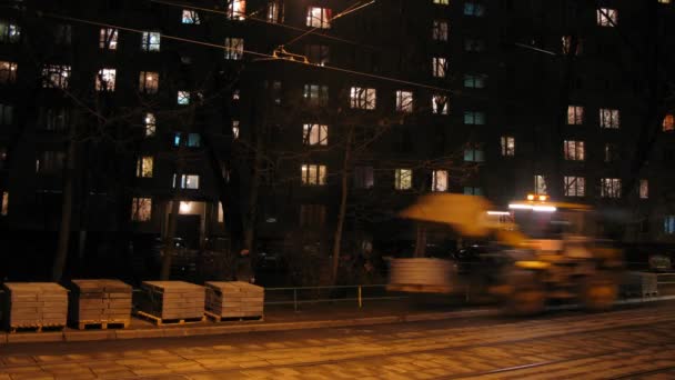 Lader-Bagger brettert Betonplatten an Straße — Stockvideo