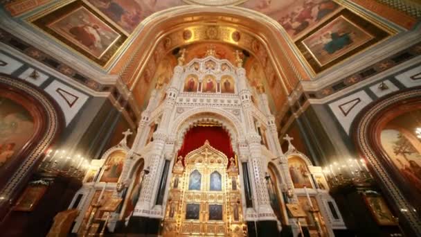 Altar e ilustración sobre paredes y techo en la Catedral de Cristo Salvador — Vídeos de Stock