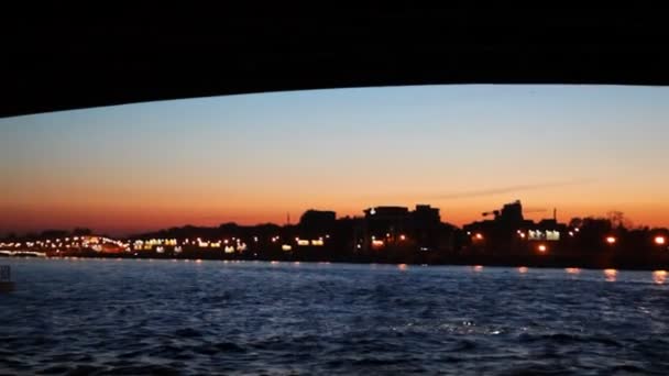 Flotando bajo el puente Liteyniy en la noche iluminado con luces San Petersburgo — Vídeos de Stock
