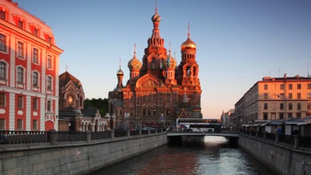 Iglesia del Salvador sobre la Sangre derramada en el canal San Petersburgo — Vídeos de Stock