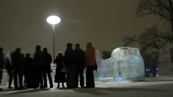 Besucher des Eisskulpturenfestivals vyugovey-2011 — Stockvideo