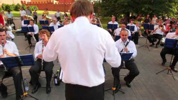 Conductor controla banda de latón en Alexander 's Garden — Vídeos de Stock