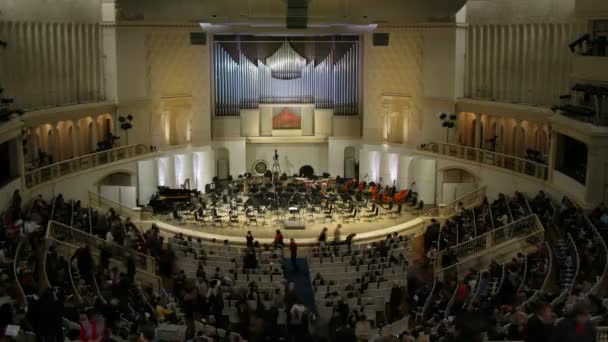 As pessoas reúnem-se antes do concerto de orquestra sinfônica, lapso de tempo — Vídeo de Stock