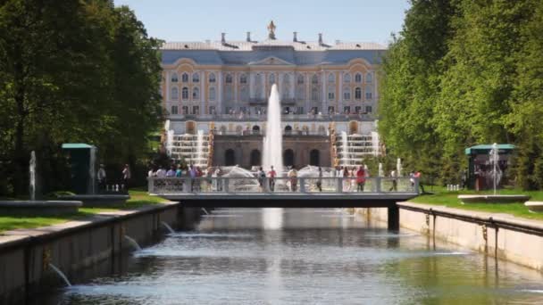 Королевский Петродворец, пешеходный мост и фонтан — стоковое видео