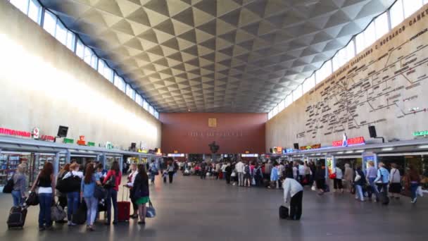 Pendlare promenad i railway station moskovskaya. — Stockvideo