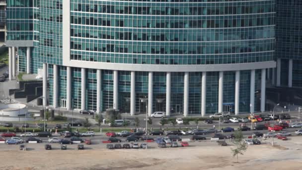 Aparcamiento de coches fuera de la Torre Naberezhnaya (Quay Tower) en Moscú — Vídeo de stock