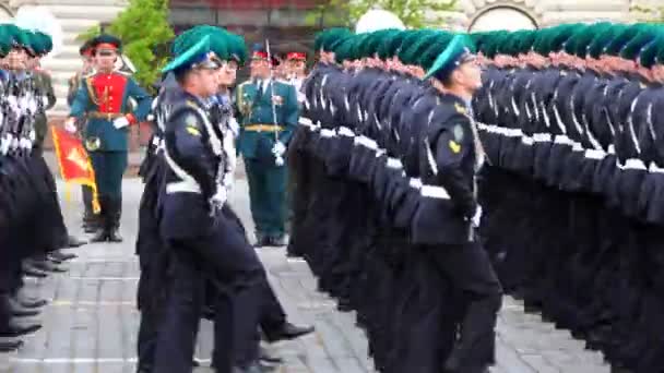 Guardias fronterizos marchan frente a banda de bronce militar en el ensayo del desfile — Vídeos de Stock