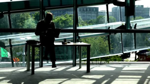 Hombre escribiendo en un ordenador — Vídeos de Stock