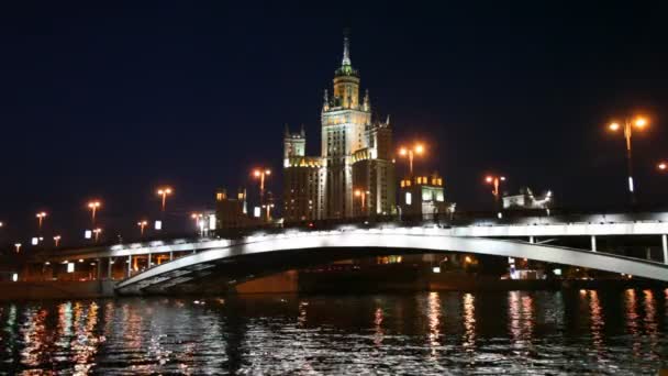 Rivier met brug en wolkenkrabber op kotelnicheskaya enb in Moskou — Stockvideo