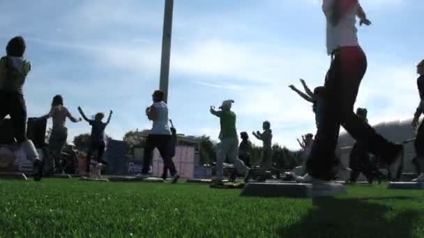 Große Rennen Teilnehmer Silhouetten vor dem Himmel im Stadion yantar — Stockvideo