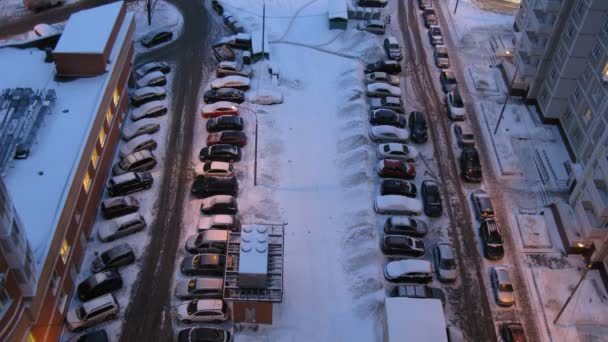 Vista de arriba hacia abajo en el patio lleno de coches, lapso de tiempo — Vídeos de Stock