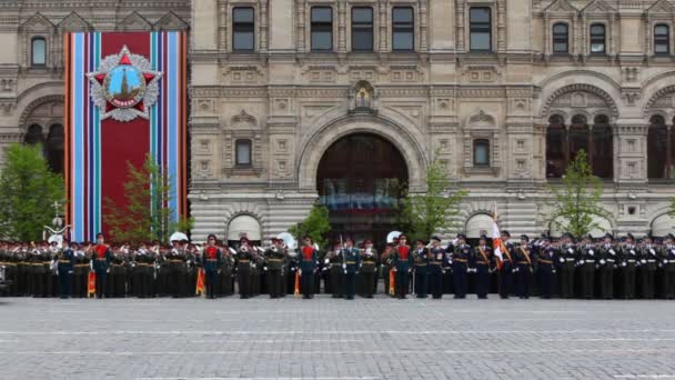 Hadügyminiszter A. Serdyukov megy az autó közelében katonák — Stock videók