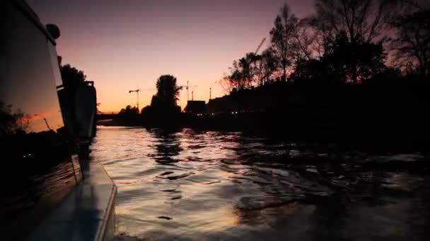 Bateau flottant sur la rivière éclairé ciel nocturne — Video