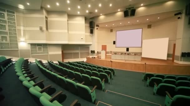 Panorámica de la sala de conferencias vacía con asientos — Vídeos de Stock