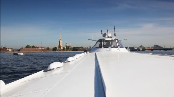 Tragflügelschiff Meteor schwimmt Newa Fluss zu Ufer mit Peter und Paul Festung — Stockvideo