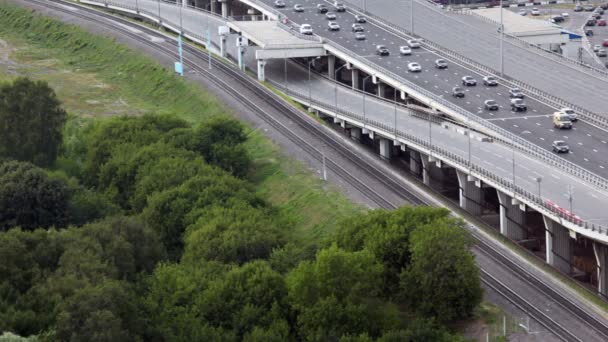 Voitures se déplaçant sur la route près du chemin de fer à Moscou — Video