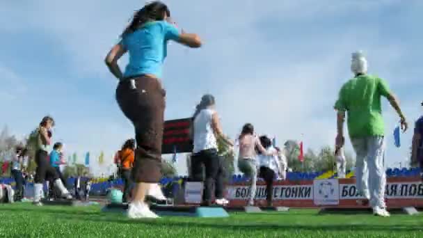 Les participants des Grandes courses au stade Yantar répéter se déplace après hôte — Video