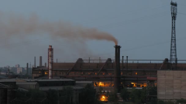 El humo deja de salir de la tubería de fábrica por la noche — Vídeo de stock