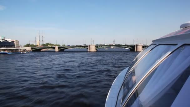 Hovercraft flotando rápidamente bajo el puente Brokerage en el río Neva en dirección a Petropavlovskaya Fortaleza — Vídeos de Stock