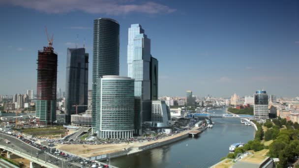 Centrum międzynarodowego biznesu w Moskwie w letni dzień — Wideo stockowe