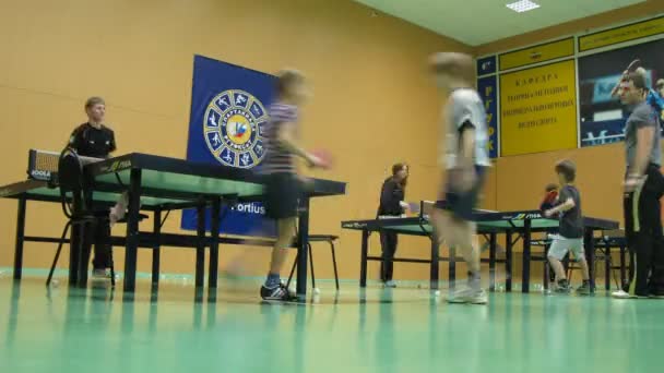 Pojkar spelar bordtennis i ryska statliga universitet — Stockvideo