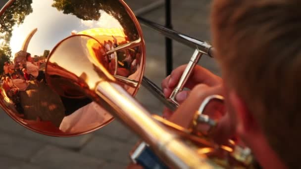 Hombre tocando música de trompeta — Vídeos de Stock