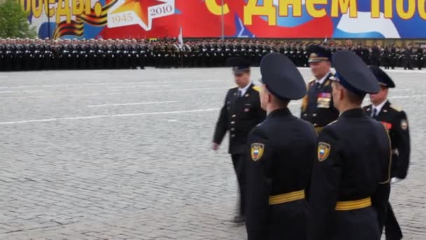 Kommandeure höchster Offiziere bei der Generalprobe zu Ehren des großen patriotischen Kriegssieges — Stockvideo