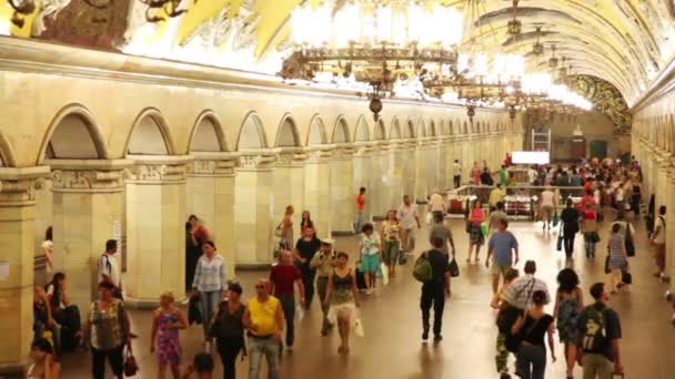 Багато людей йти всередині станції метро Комсомольська — стокове відео