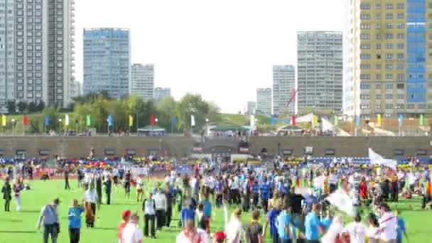 Участники больших гонок на стадионе "Янтар" в Строгино — стоковое видео