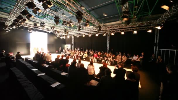 エキスポ センターのファッションのショーの cpm コレクション プレミアで観客に見える — ストック動画