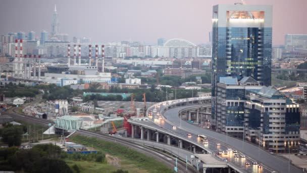 Carros na estrada perto da Torre Norte de Moscou International Business Center — Vídeo de Stock