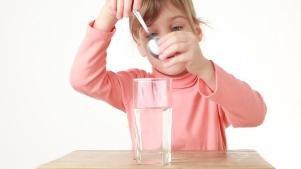A pohár vízben keverés lány — Stock videók