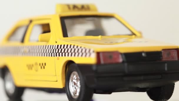 Speelgoed model Russische auto voorkant-rond worden getoond — Stockvideo