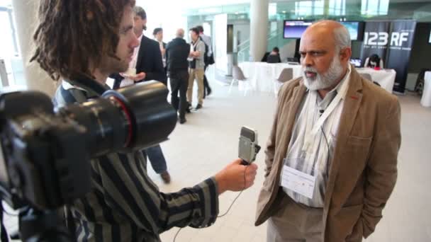 Mannen är intervjuad av en journalist på cepic kongress — Stockvideo