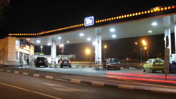 Auto's pass voor benzine station — Stockvideo