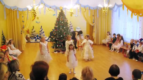 Дети выступают на новогодней вечеринке в детском саду 1041 — стоковое видео