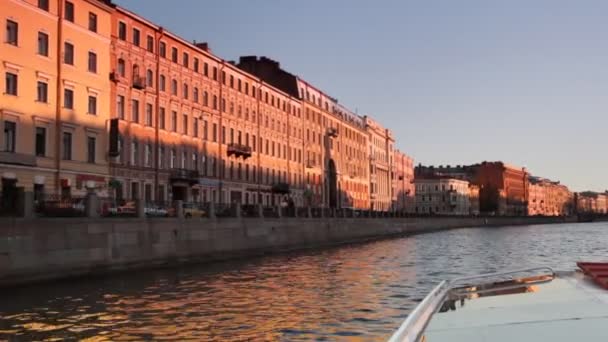 Дом у канала освещенный закатом солнца в центре Санкт-Петербурга — стоковое видео