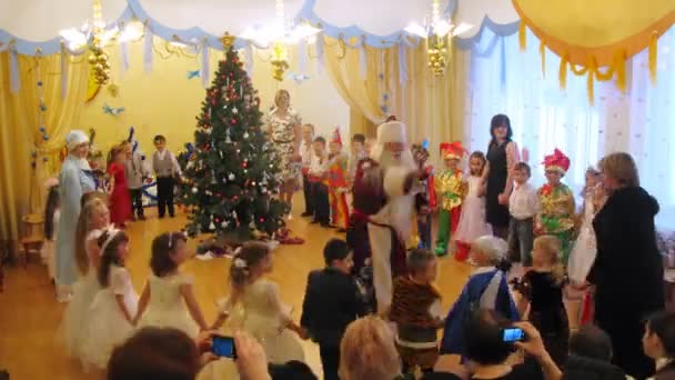 Kinderen dansen tijdens nieuwe jaar feest in de kleuterschool 1041 — Stockvideo