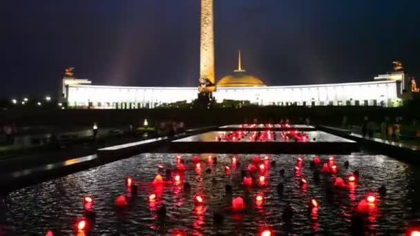 Panning de fontes iluminadas noite e obelisco em Poklonnaya Hill — Vídeo de Stock