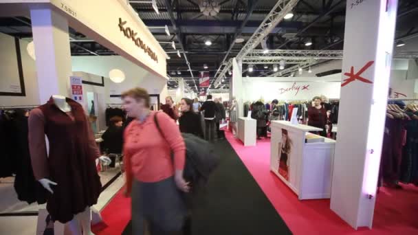 Des acheteurs se promènent dans le hall d'exposition sur CPM Collection Premiere — Video