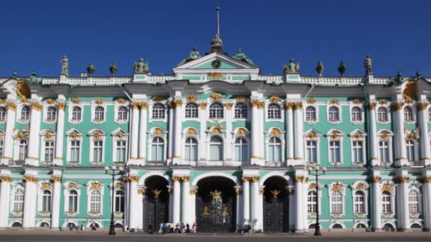 Palacio de Invierno en San Petersburgo contra el cielo durante el día — Vídeos de Stock