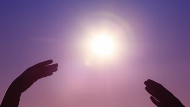 Händerna på mannen och kvinnan röra mot himlen med sol — Stockvideo