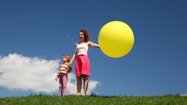 Woman with daughter and bubble stand on meadow — Stock Video