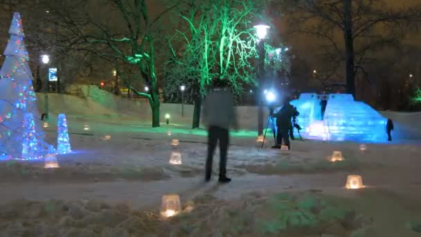 Verlichte sculpturen van ice sculpture festival vyugovey-2011 — Stockvideo