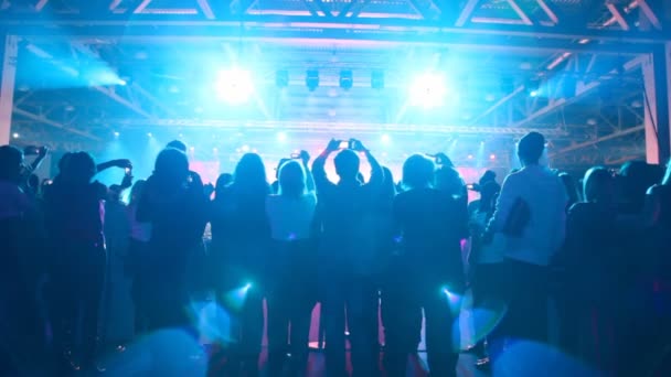 Silhouette of people who look a concert — Stock Video