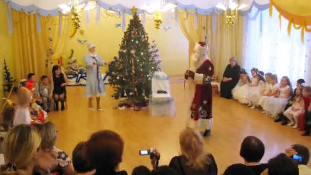 Дед Мороз преподносит подарки на новогоднюю вечеринку — стоковое видео